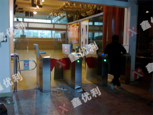 深圳安居财务大厦 桥式翼闸 指纹考勤系统案例 - 中出网-智能出入口与停车充电门户