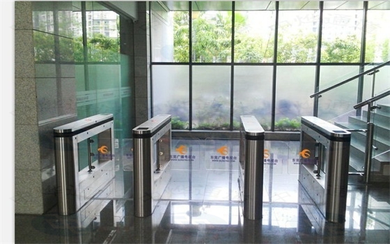 东莞电视台通道闸案例 - 中出网-智能出入口与停车充电门户