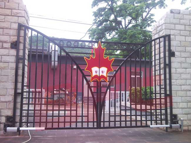 北京西四小学平开门机案例 - 中出网-智能出入口与停车充电门户