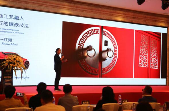 赵总介绍“云及领第”新产品