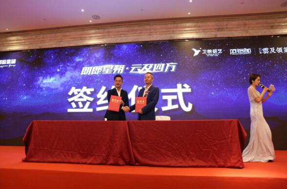 朗原集团总经理龙海勇先生和中国建筑装饰协会副会长、深圳盘石室内设计有限公司创始人吴文粒先生签订合作协议