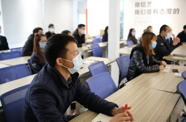 同事们认真学习