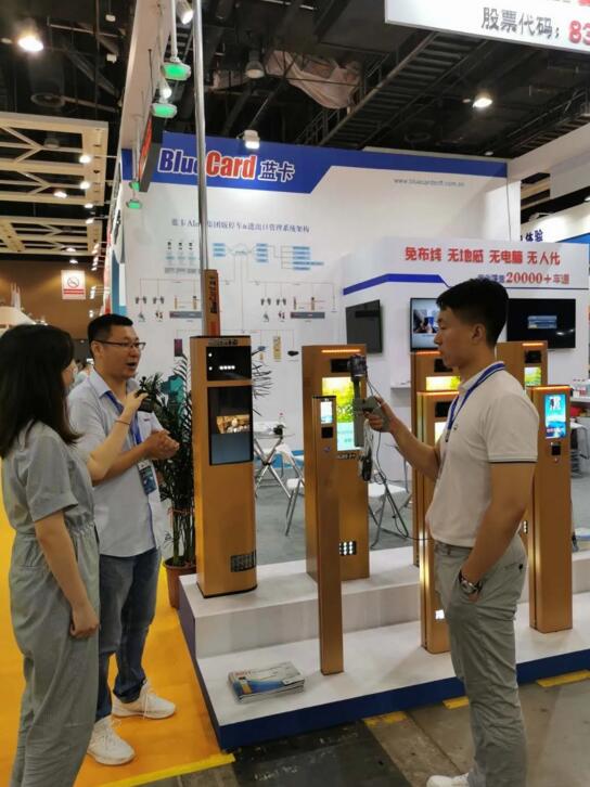 蓝卡展台不仅备受领导和观众注目，更吸引了各路记者