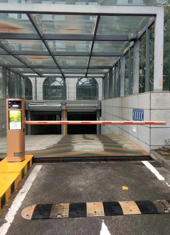 蓝卡LCD高速车牌识别道闸一体机