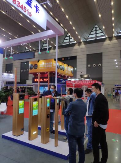 蓝卡科技带来了全新的AIoT无人化停车场管理系统