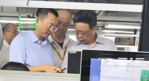 林文生书记一行正在参观狄耐克工厂