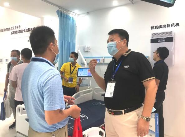 狄耐克副总经理侯宏强为莅临观展的客户介绍智慧病房系列产品