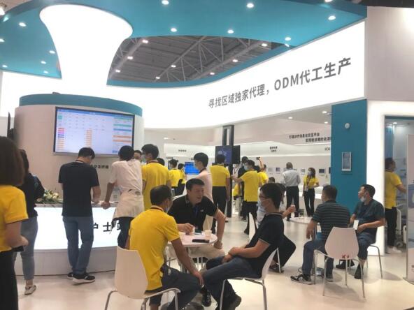开展期间，前来狄耐克展区交流与体验的观众络绎不绝