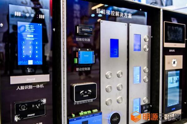 在大会的创新成果展中，狄耐克亮相的产品除智能家居系列产品外，还有楼宇对讲、智能梯控等智慧社区组成产品