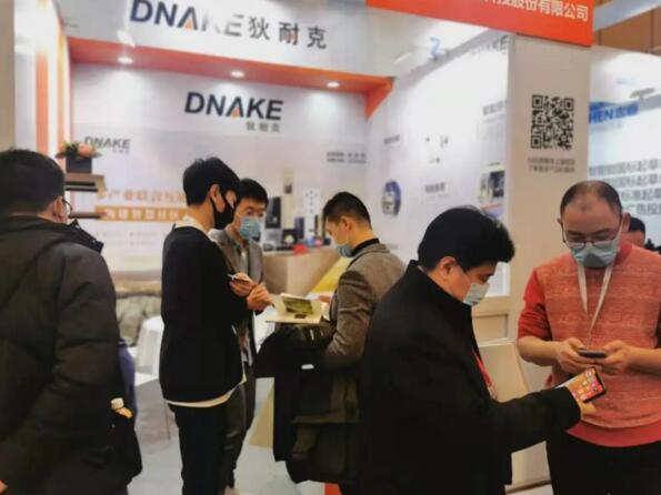前来狄耐克展位了解和体验的朋友络绎不绝