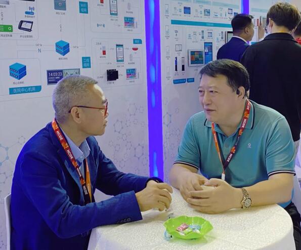 狄耐克副总经理侯宏强与客户洽谈中