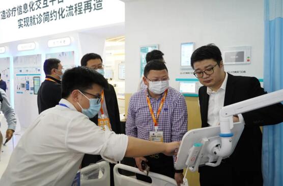 狄耐克物联智慧销售总监缪超带领客户体验公司智能床旁交互系统