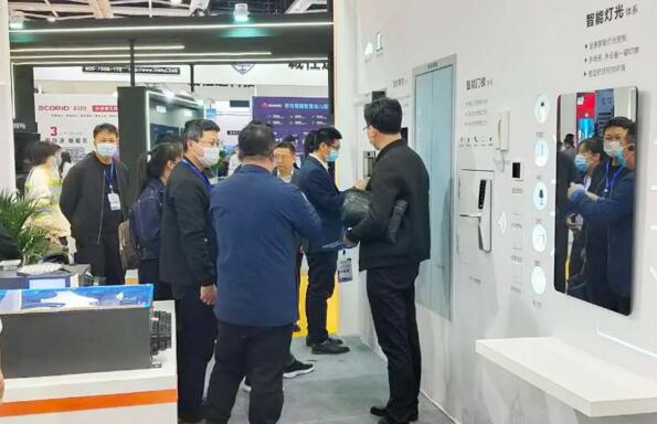 众多观展朋友纷纷驻足体验智慧生活场景