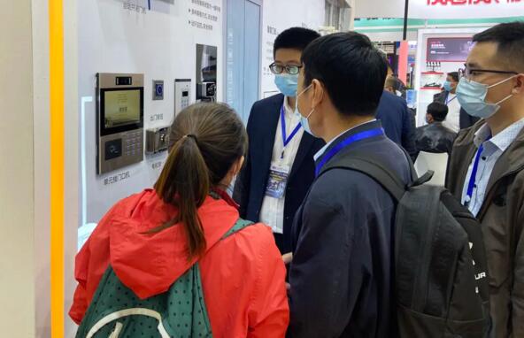 众多观展朋友纷纷驻足体验智慧生活场景