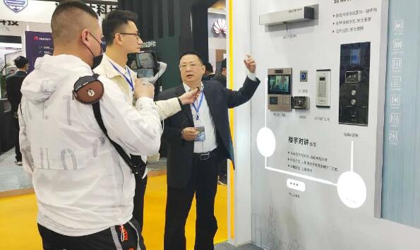 狄耐克营销总监赵宏带领媒体参观公司楼宇对讲、智能家居等产品