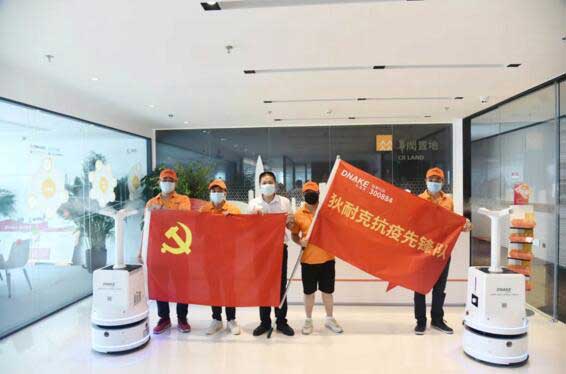 狄耐克党支部副书记、副总经理黄发扬（左三）出席捐赠仪式