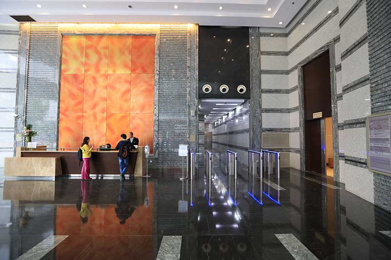 上海新梅联合广场通道闸案例 - 中出网-智能出入口与停车充电门户