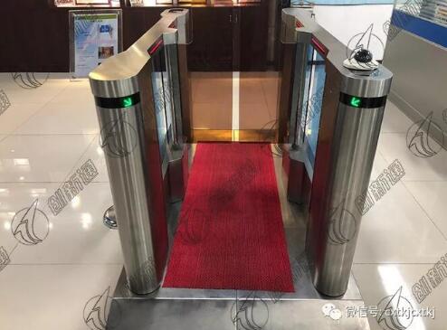创新通人脸识别一体化速通摆闸 体验无感刷脸通行
