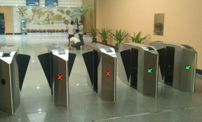 沈阳电视台通道闸案例 - 中出网-智能出入口与停车充电门户