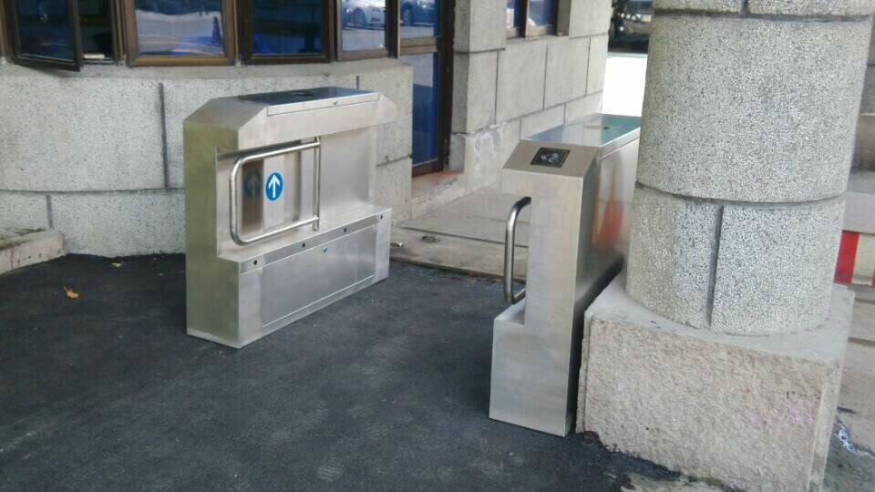 浙江温州特警队摆闸案例 - 中出网-智能出入口与停车充电门户