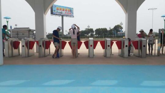 扬州海浪谷水上乐园通道闸案例