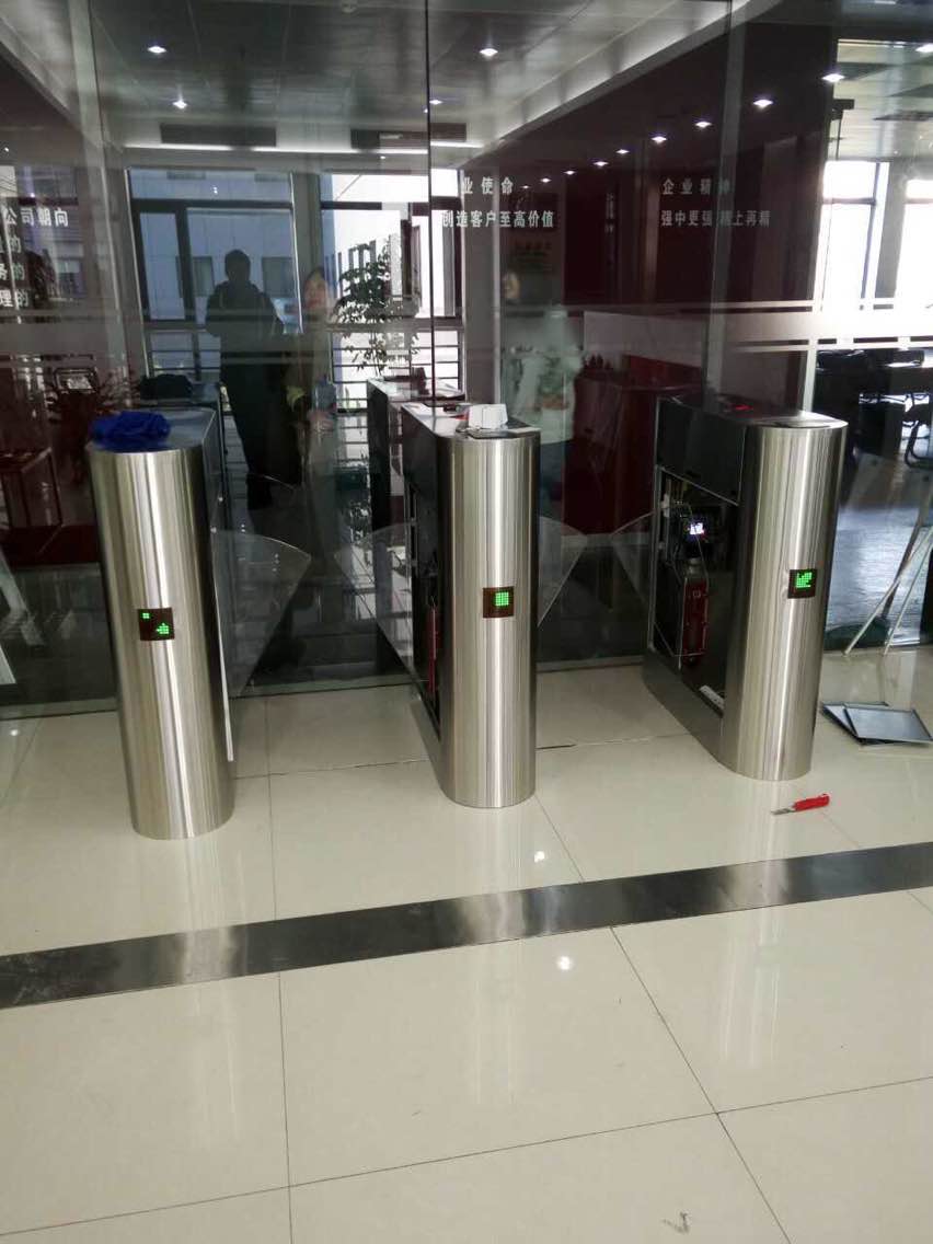 上海某装饰公司通道闸案例 - 中出网-智能出入口与停车充电门户