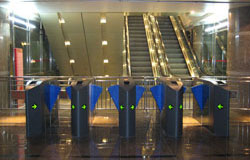 成都广电中心大厦通道闸案例 - 中出网-智能出入口与停车充电门户