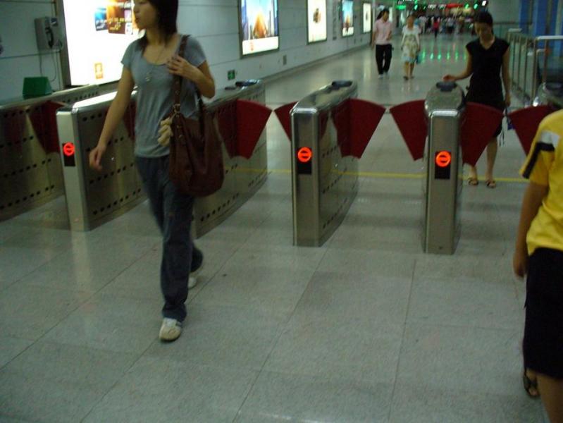 地铁口通道闸案例 - 中出网-智能出入口与停车充电门户