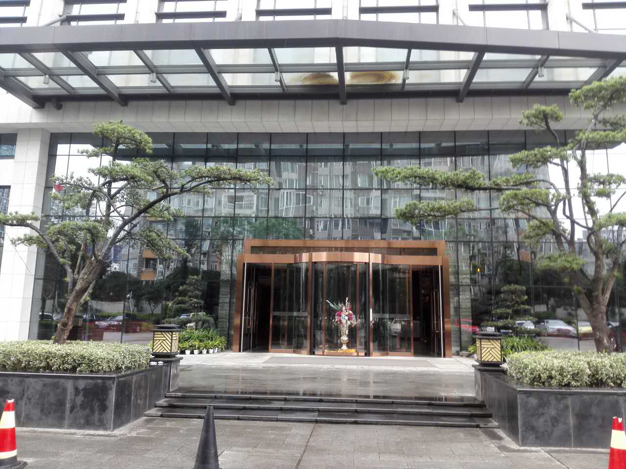 成都华夏银行旋转门工程案例 - 中出网-智能出入口与停车充电门户