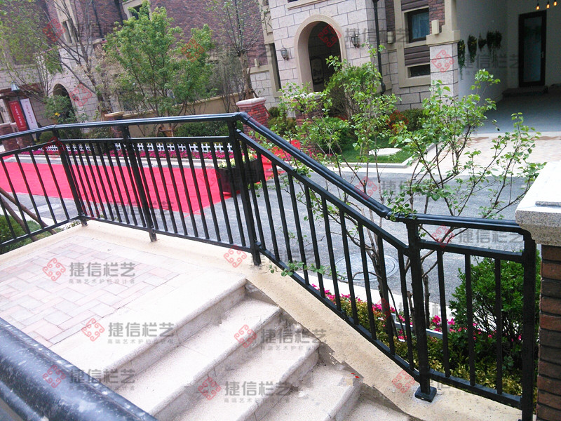 保利领秀山组合式阳台栏杆案例 - 中出网-智能出入口与停车充电门户