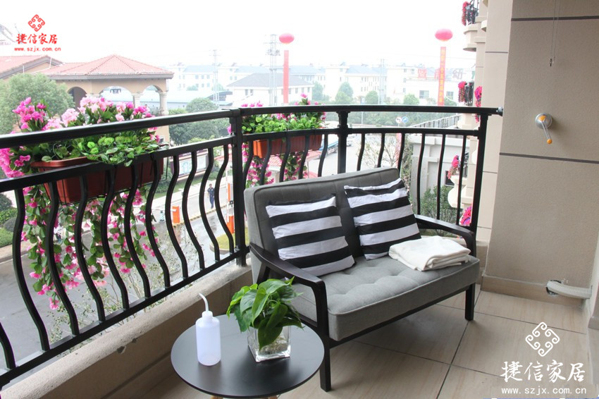 诸暨碧桂园城市花园锌钢阳台护栏案例 - 中出网-智能出入口与停车充电门户