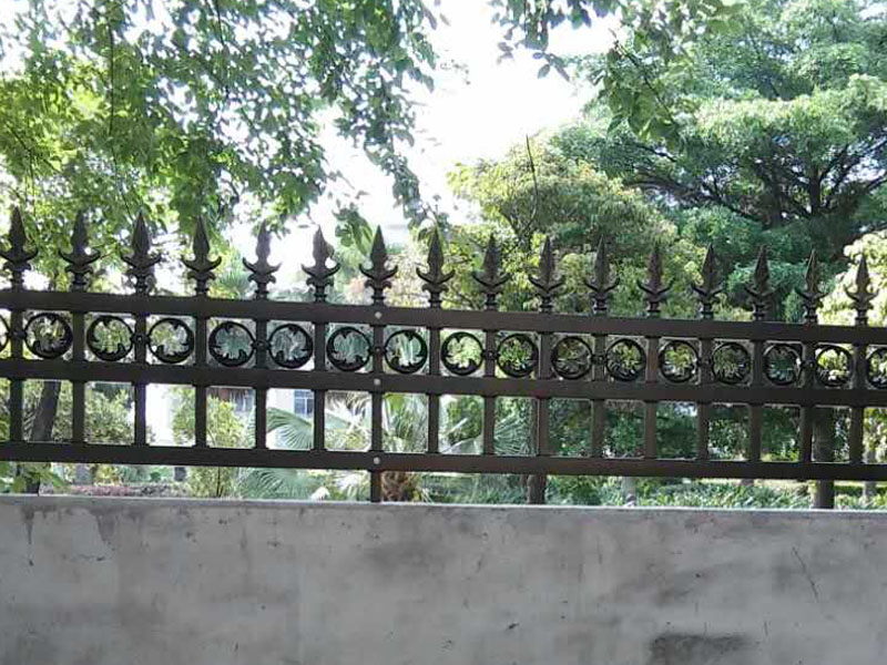 东莞辰熙小学栅栏案例 - 中出网-智能出入口与停车充电门户