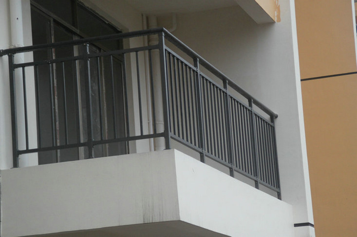 海南屯昌吉安小区组装锌合金阳台护栏案例 - 中出网-智能出入口与停车充电门户