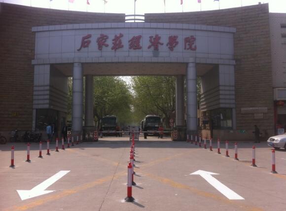 石家庄经济学院选用石家庄出安智能伸缩门彰显个性
