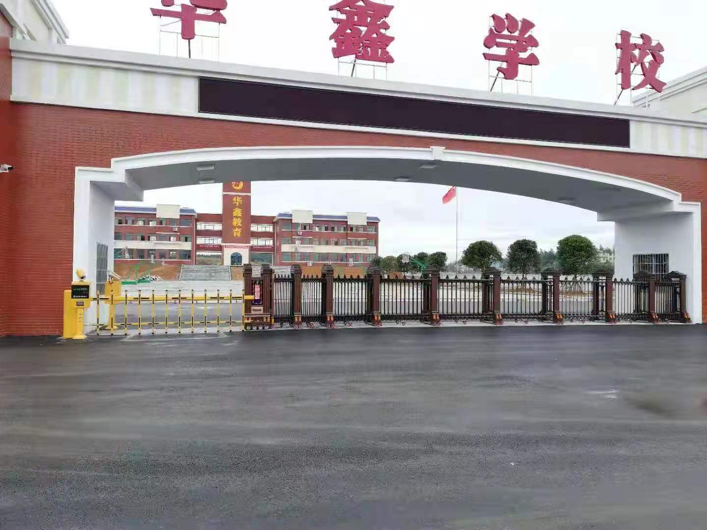 金碧辉煌工程案例 - 中出网-智能出入口门户