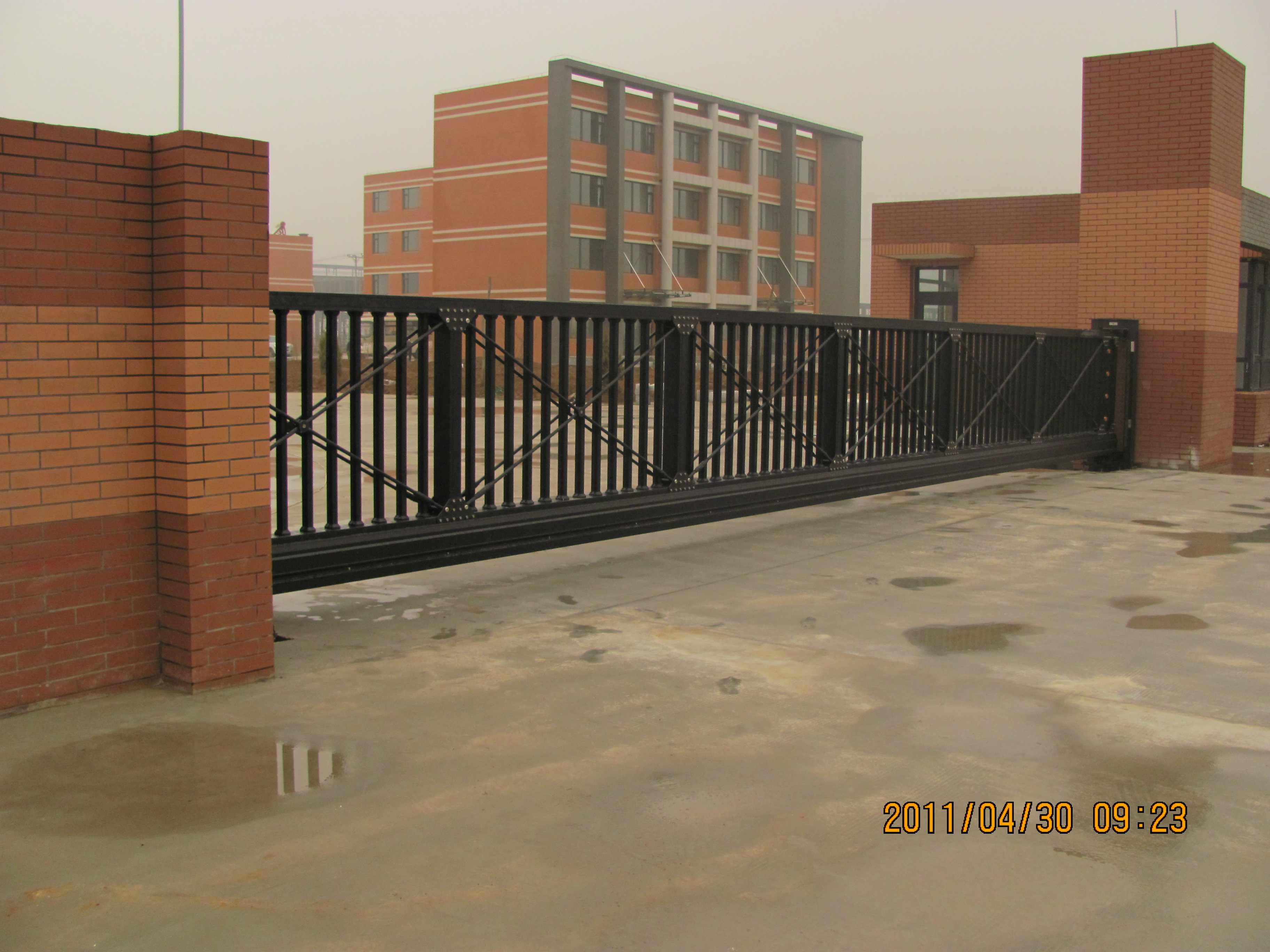 沈阳永佳门业悬浮门工程案例-兴城 - 中出网-智能出入口与停车充电门户