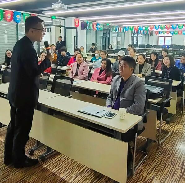 陈乐老师现场为员工进行了身体健康的自我检查操作演示