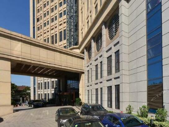 上海出安智能升降柱成上海远洋宾馆大门口一颗璀璨明珠