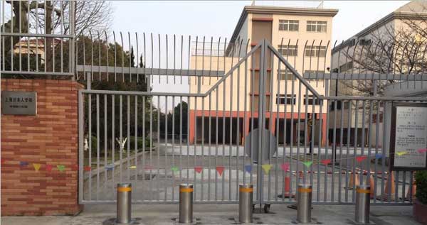南京出安智能升降柱成功安装在南京苏杰学校大门口