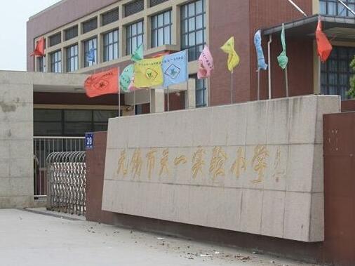 无锡出安智能为无锡市天一实验小学大门口添加电动伸缩门 