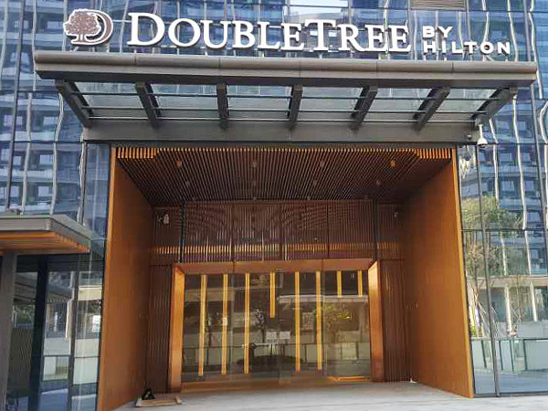 深圳龙华希尔顿逸林酒店自动门工程案例 - 中出网-智能出入口门户