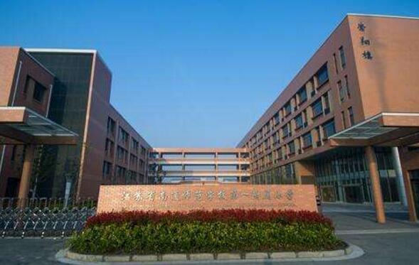 南通出安智能电动伸缩门亮相在江苏省南通师范学校第一附属小学大门口