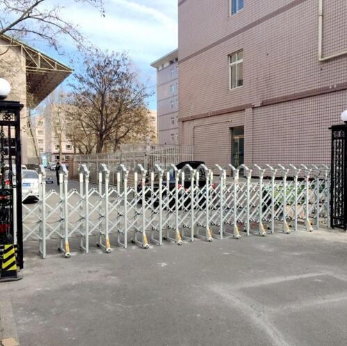 唐山出安智能伸缩门成唐山市财经学校大门口一道美景
