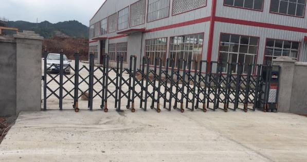 唐山出安智能伸缩门安装在唐山市路北区英华外国语小学大门口
