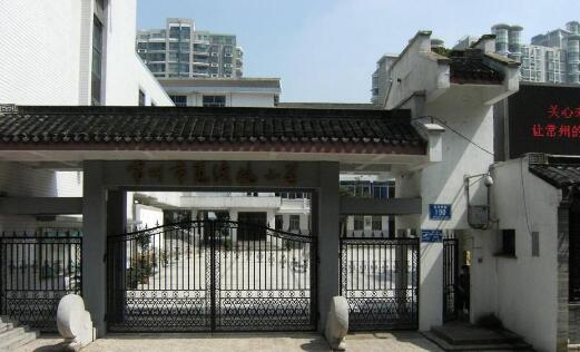 常州出安智能铁艺大门成常州市觅渡桥小学大门口一道美景