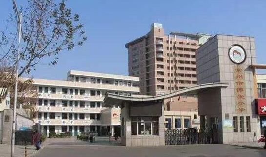 常州出安智能电动伸缩门成常州市博爱小学大门口一道美景