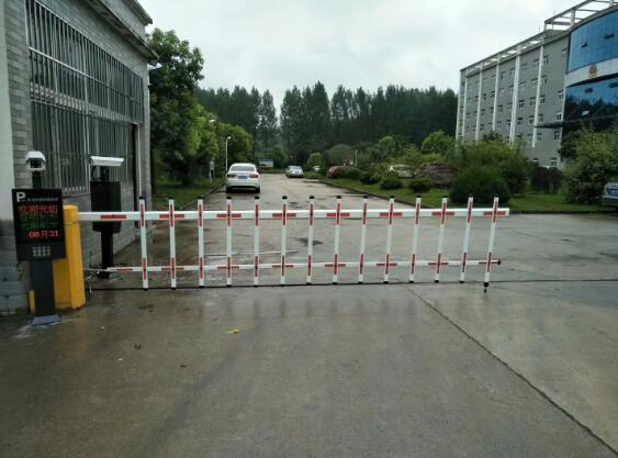 温州出安智能道闸亮相在温州时跃门业有限公司大门口