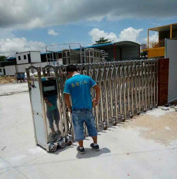 扬州宏钜展柜制作工厂伸缩门案例