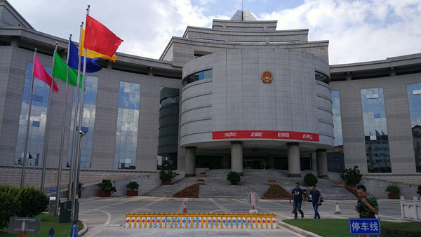 喜迎昆明出安智能路障机进驻云南省人大