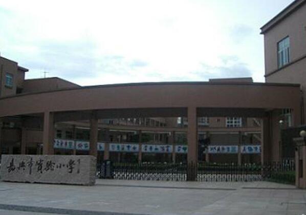 嘉兴出安智能伸缩门成功落地嘉兴市小学